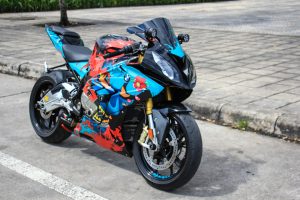 Cá mập BMW S1000RR độ tem phong cách Yakuza Nhật bắt mắt tại Sài Gòn