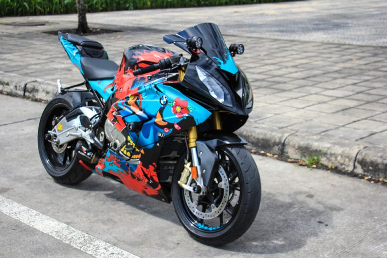 Cá mập BMW S1000RR độ tem phong cách Yakuza Nhật bắt mắt tại Sài Gòn