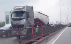 2 cô gái phóng xe máy như bay ngược chiều trên đường vành đai 3, ôtô chạy 70km/h đuổi không kịp