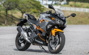 Môtô cho dân mới tập chơi Kawasaki Ninja 250 2019 cập nhật giá bán