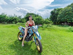 Honda CRF250L khoe dáng bên Người đẹp Bikini