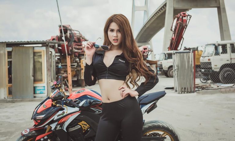 Kawasaki Z1000 cảm thấy bị tổn thương trước vẻ sexy bốc lửa của người đẹp