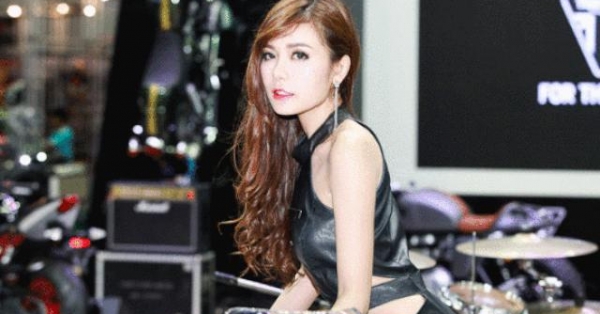 Rạo rực trước dàn siêu mẫu cực nóng tạo dáng bên xe mới