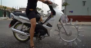 Gắn lò xo cho bánh trước xe máy – biker Việt gây sốt