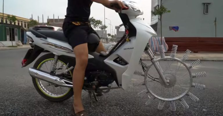Gắn lò xo cho bánh trước xe máy – biker Việt gây sốt