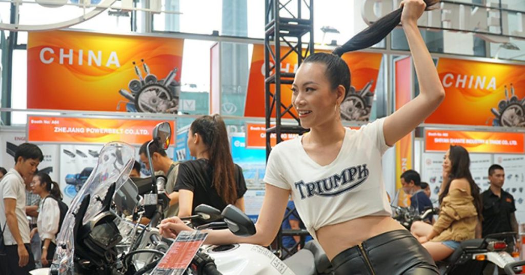 Hình ảnh dàn người mẫu cá tính bên những chiếc xe máy hầm hố