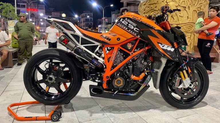 KTM 1290 Super Duke R lột xác dữ dằn với bản độ của biker Việt
