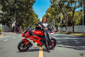 Yamaha YZF-R6 và người mẫu Thanh Thảo đọ dáng