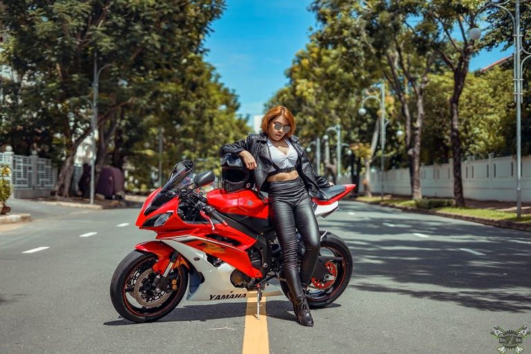 Yamaha YZF-R6 và người mẫu Thanh Thảo đọ dáng