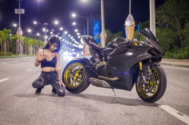 Ngắm nữ biker khiêu gợi "thuần hóa" Ducati Panigale 1199 S