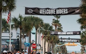 biker đổ xăng tại trạm xăng