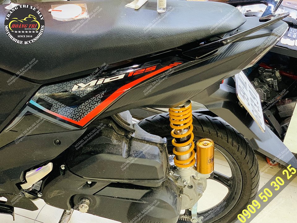 cận cảnh cặp phuộc Ohlins vàng nổi bật trên xe Vario cận cảnh cặp phuộc Ohlins vàng nổi bật trên xe Vario