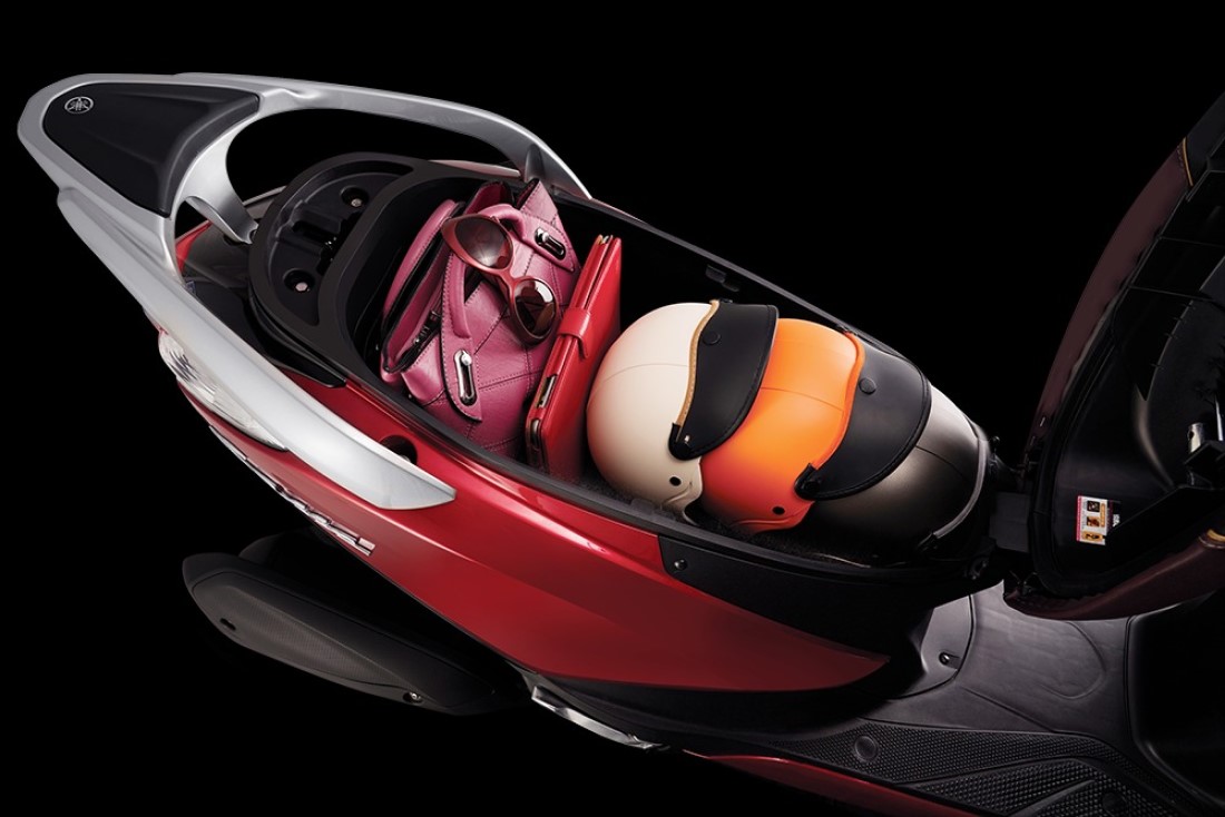 cốp xe Yamaha Grande chứa nhiều đồ