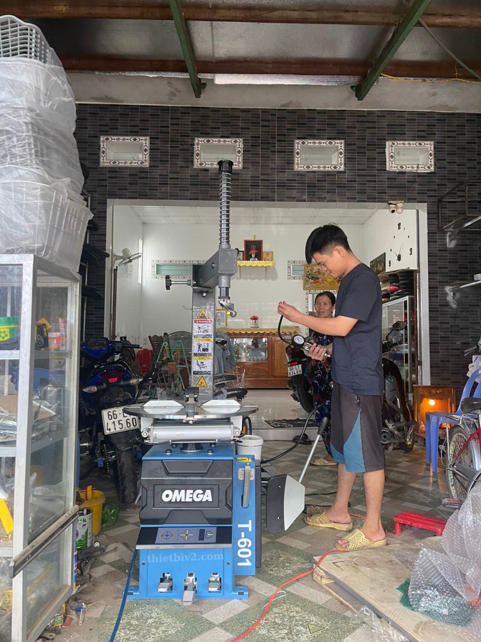 ép mép lốp xe máy không săm bằng dụng cụ ép mép lốp xe máy không săm bằng dụng cụ