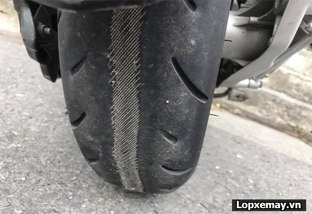 lốp xe mô tô bị mòn lốp xe mô tô bị mòn