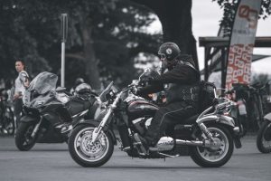 Lái moto an toàn trong phố: kinh nghiệm cho biker Việt
