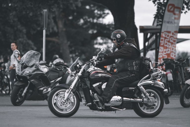 Lái moto an toàn trong phố: kinh nghiệm cho biker Việt