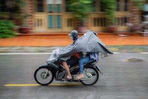 Áo mưa cho biker: chọn loại nào tốt nhất để bất chấp thời tiết?