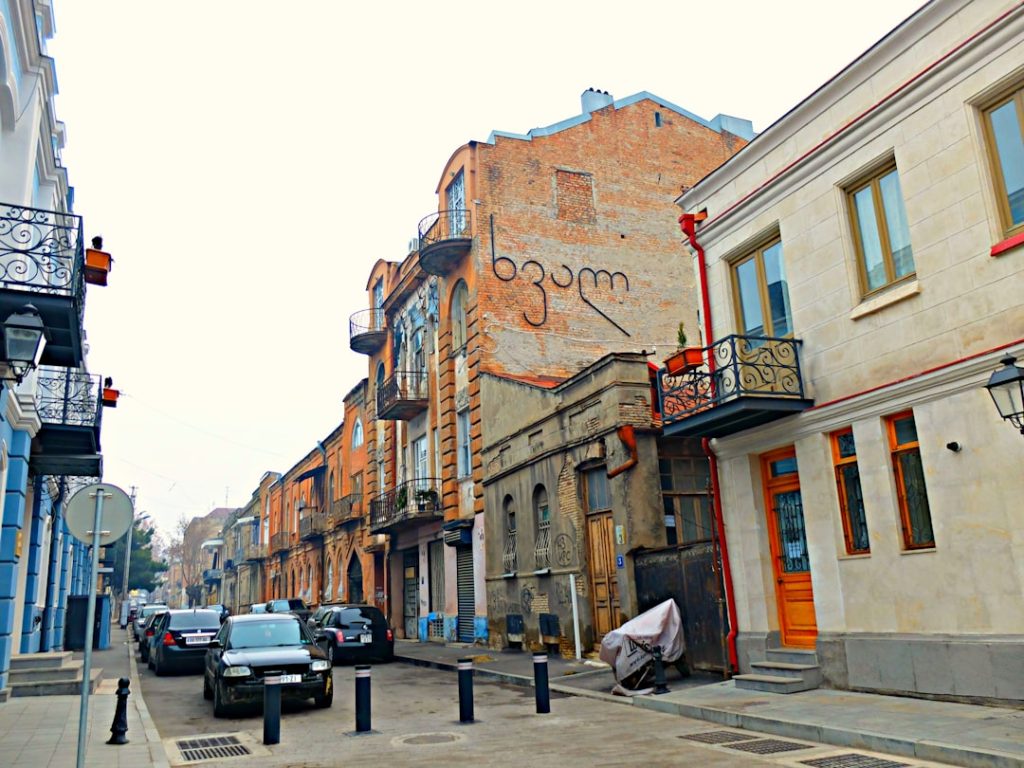 Photo 1650877659270 b611190ff58e