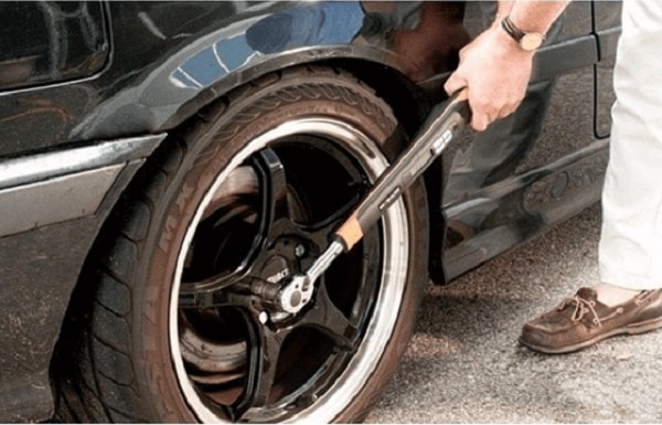 siết ốc trục bánh xe bằng cần siết lực siết ốc trục bánh xe bằng cần siết lực