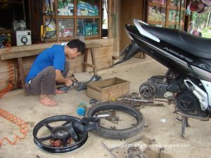Hướng dẫn thay lốp không săm tại nhà cho biker Việt
