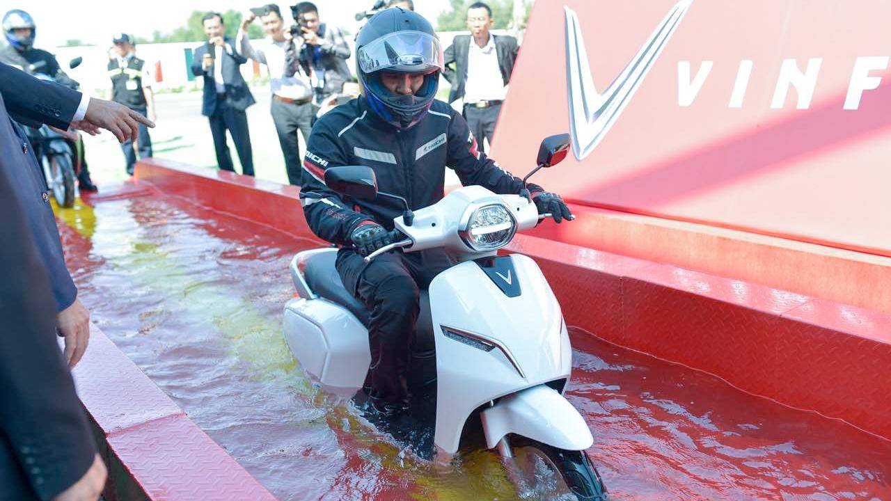 xe điện đi đường ngập nước