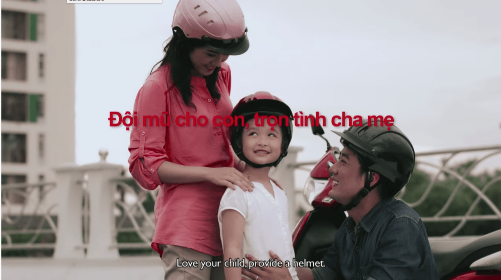 cha và con trai đi xe máy