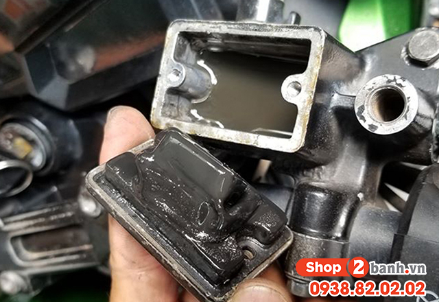 châm dầu phanh xe máy châm dầu phanh xe máy