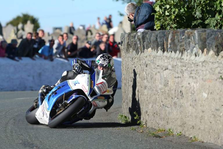 Dean Harrison đua xe tại Isle of Man TT