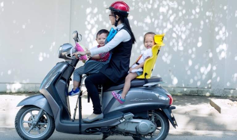 ghế ngồi xe máy cho bé phía trước