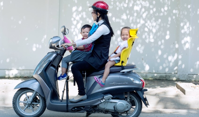 Quy định chở trẻ em bằng xe máy: An toàn là trên hết