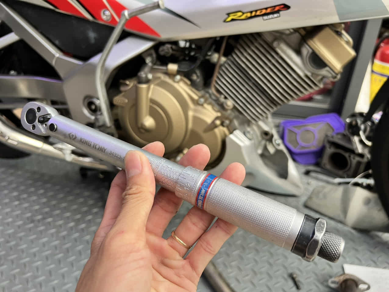 siết ốc dàn áo xe máy