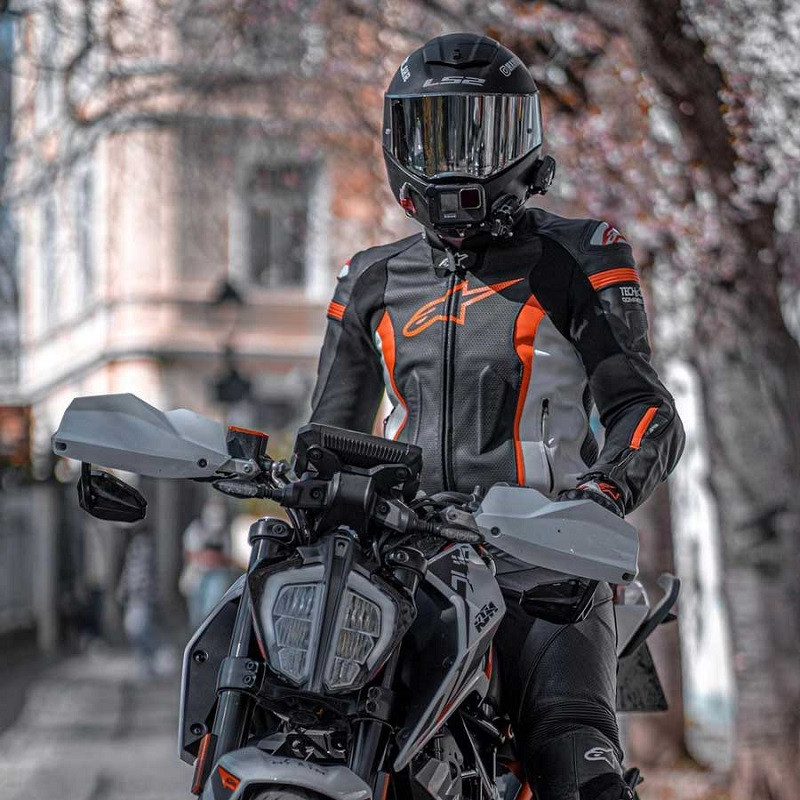 tay đua đội mũ fullface trên đường