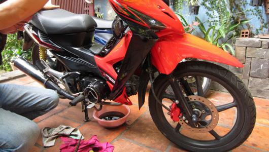 Tự thay dầu xe máy đúng chuẩn, tiết kiệm: Hướng dẫn A-Z