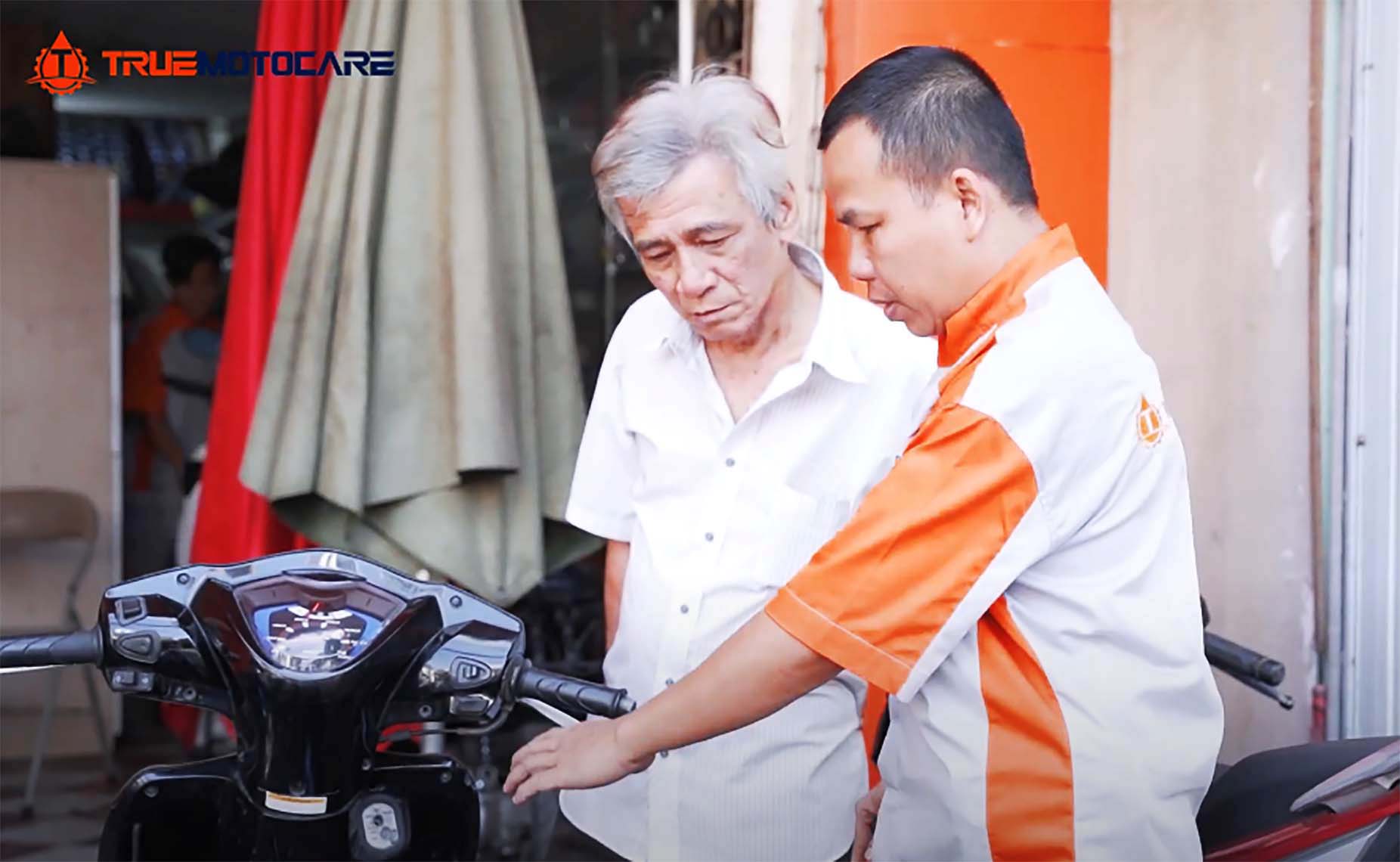 thợ sửa xe tư vấn khách hàng thợ sửa xe tư vấn khách hàng