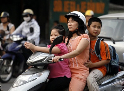 trẻ em không đội mũ bảo hiểm