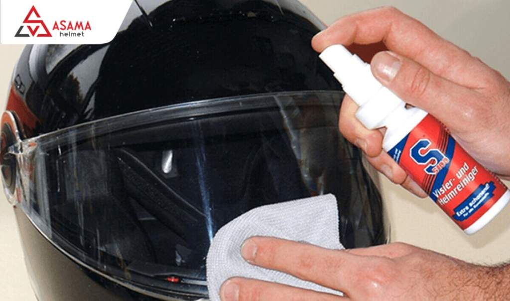 vệ sinh kính mũ bảo hiểm đúng cách