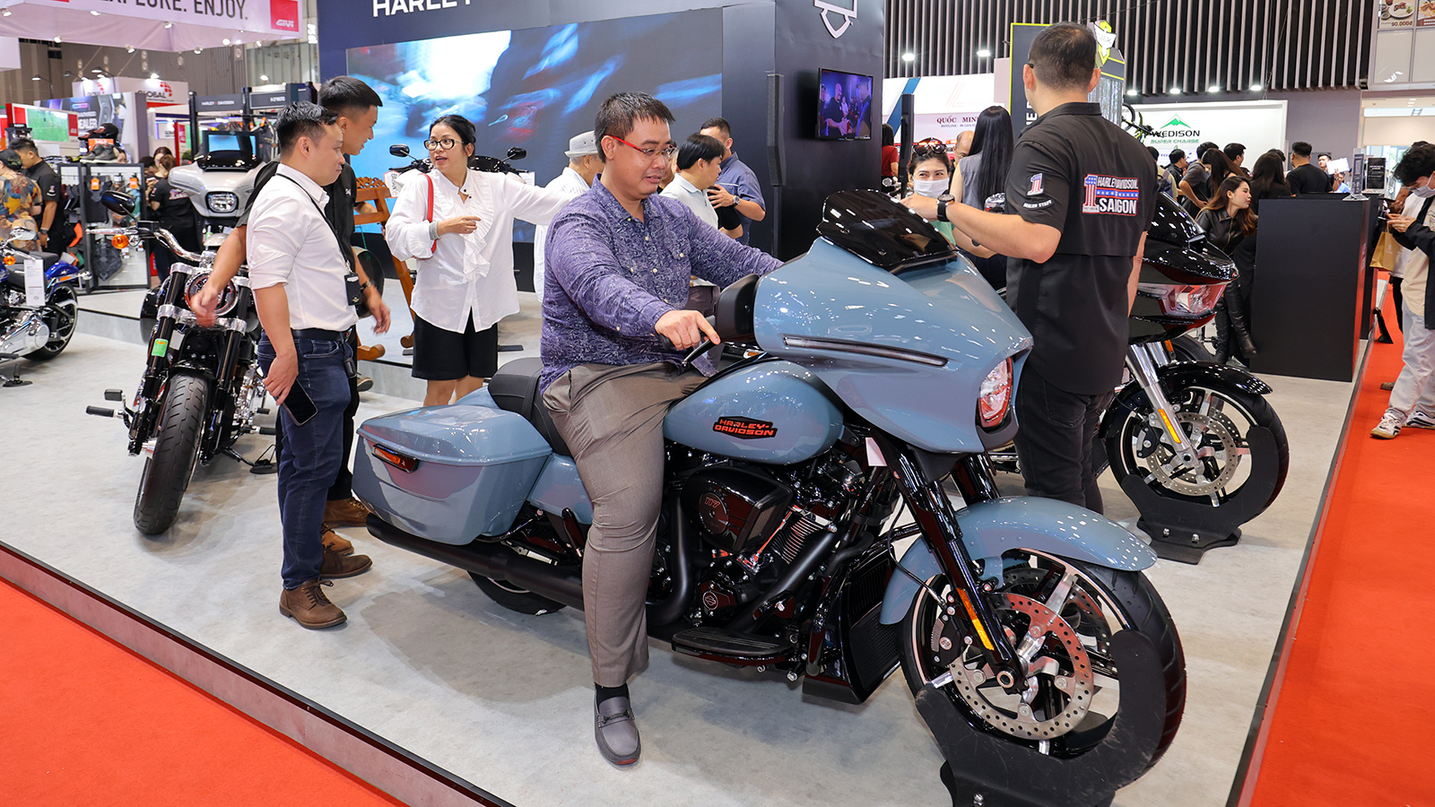 Biker giao lưu tại triển lãm