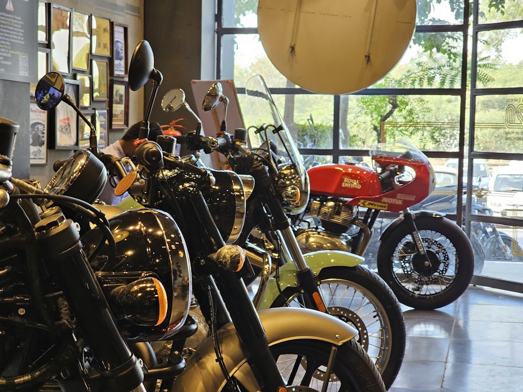 Biker kiểm tra xe mới tại showroom Biker kiểm tra xe mới tại showroom