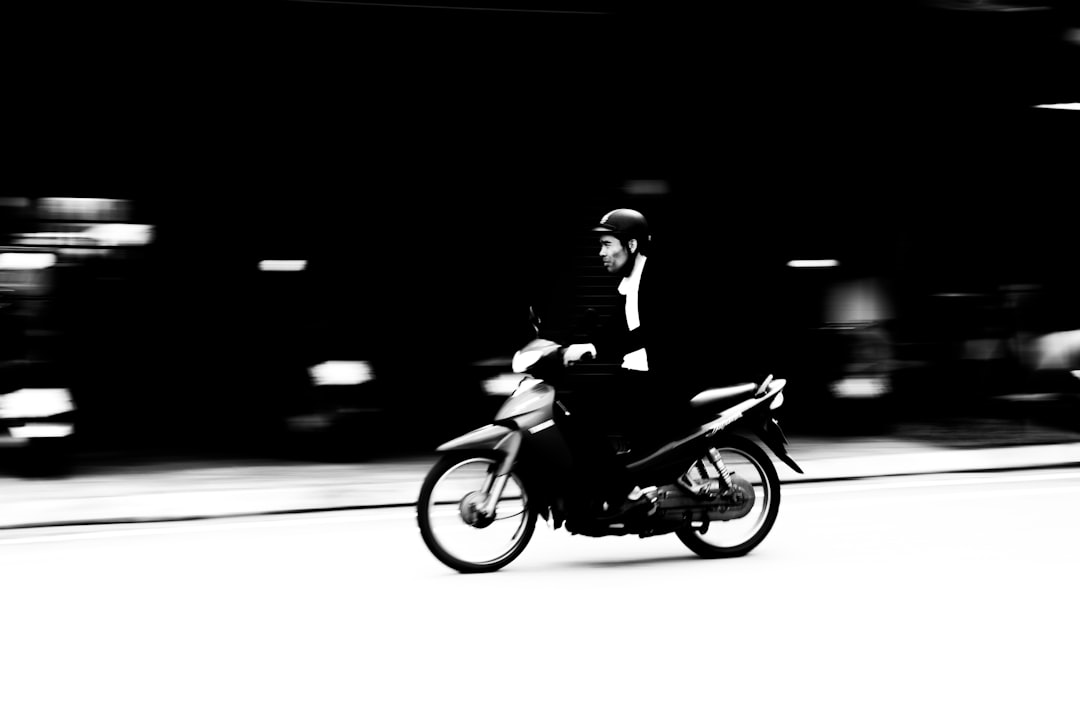 Biker kiểm tra xe sau chạy rà