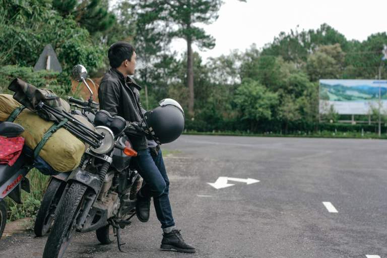 biker lái xe trên đường