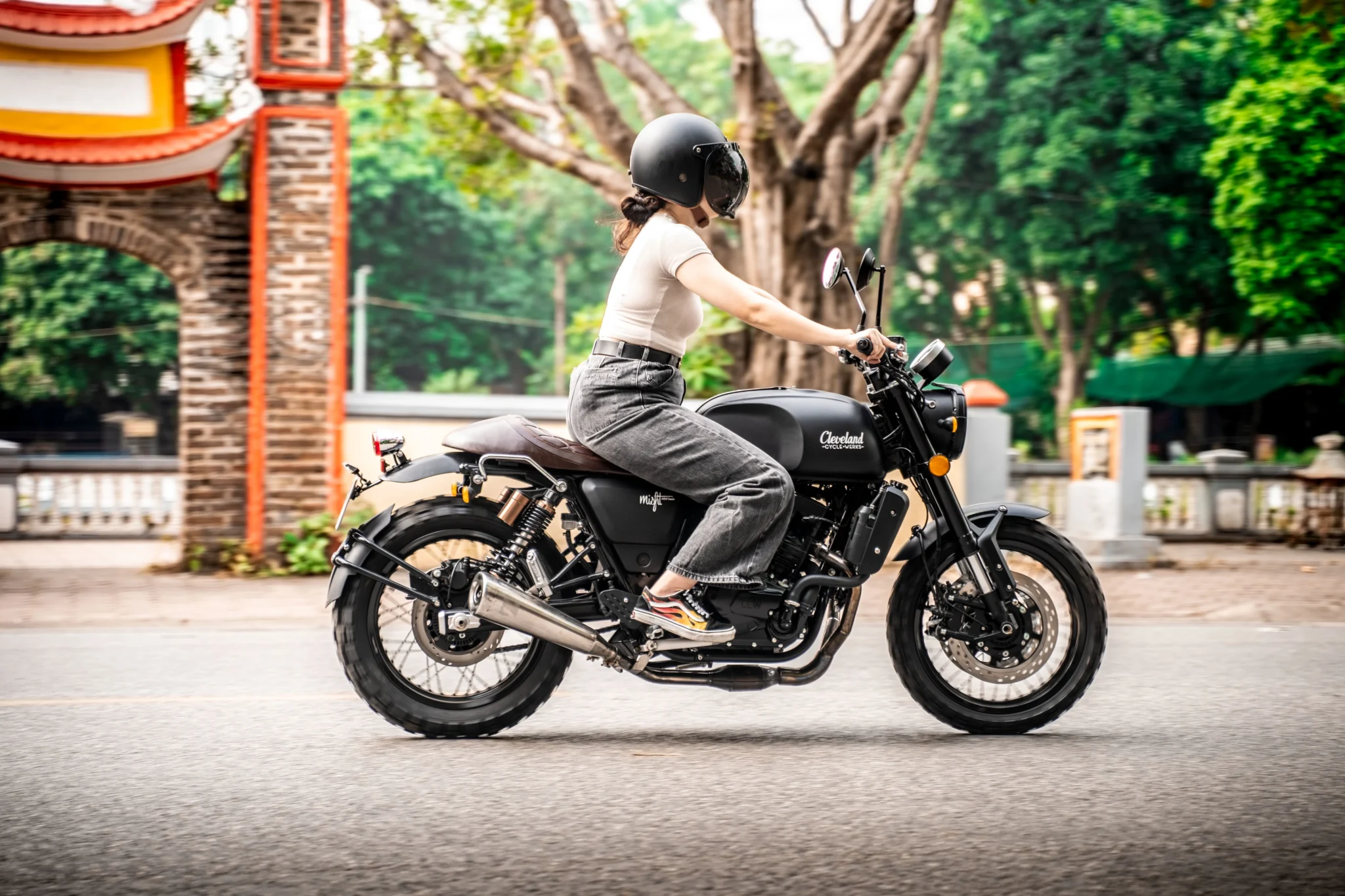 biker ngã xe khi dừng đèn đỏ biker ngã xe khi dừng đèn đỏ
