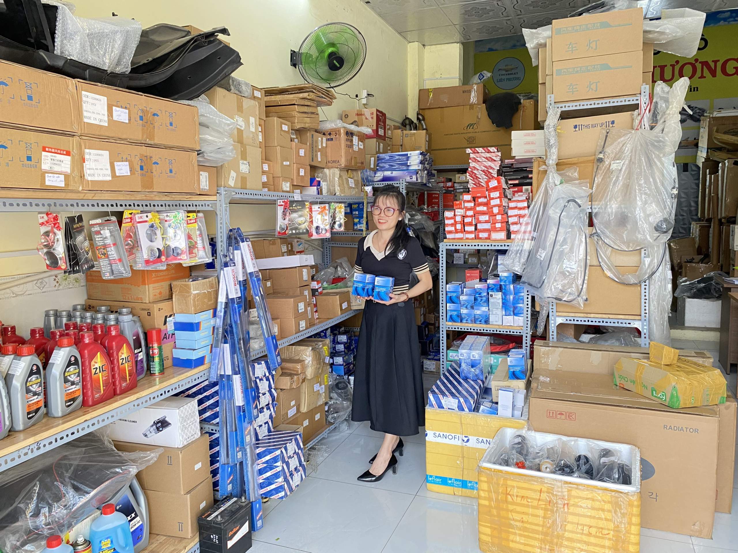 cửa hàng phụ tùng