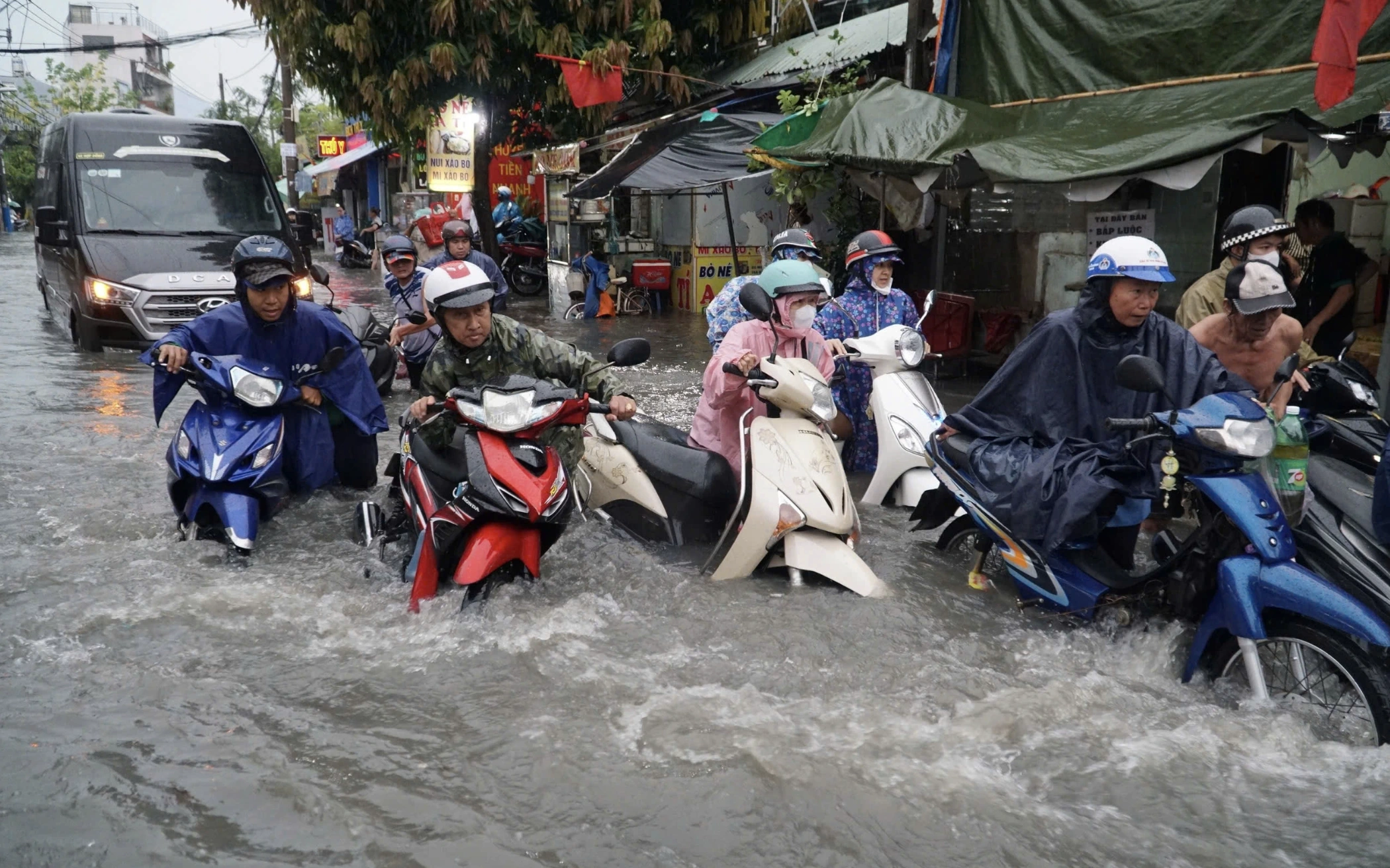dắt xe máy khỏi vùng ngập