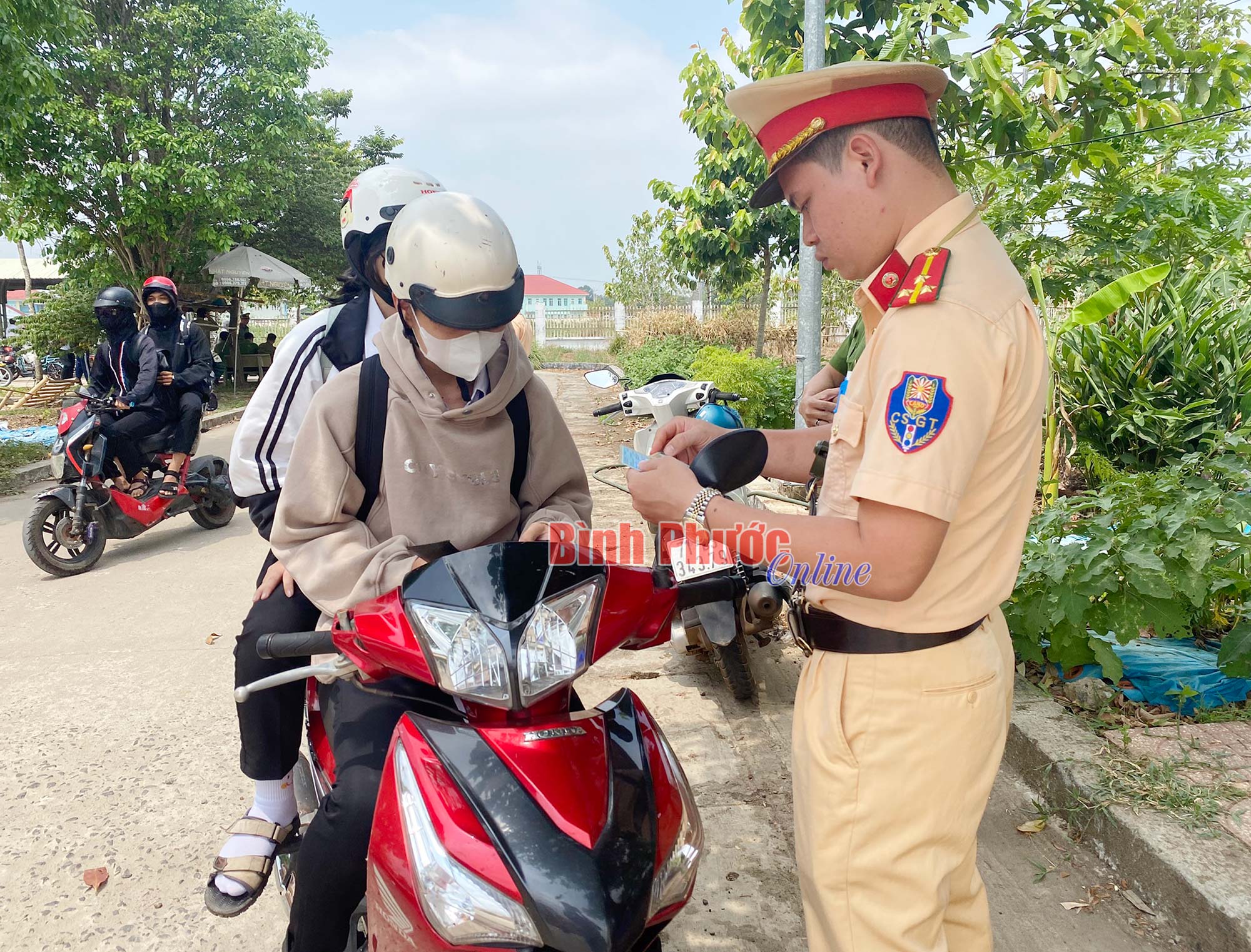 Học sinh kiểm tra xe Học sinh kiểm tra xe