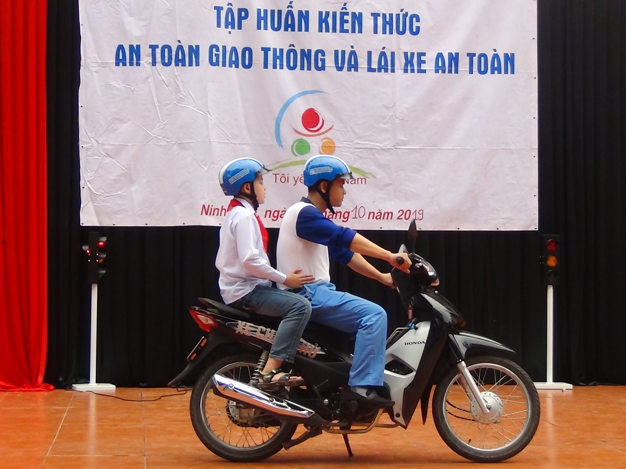 Học sinh lái xe an toàn