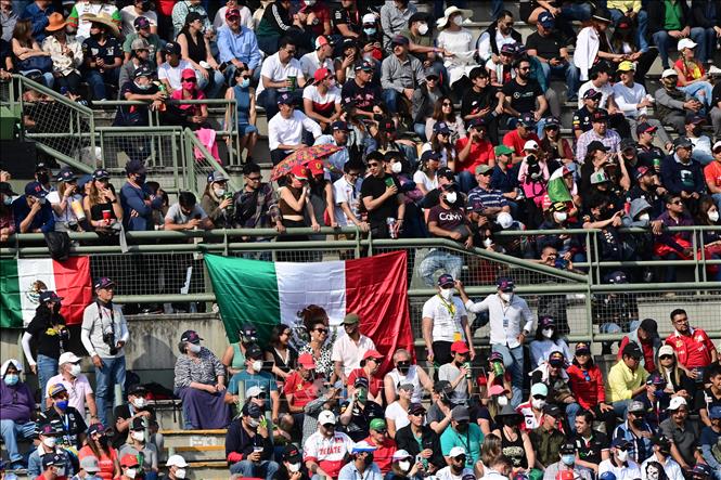 khán giả cổ vũ đua xe khán giả cổ vũ đua xe