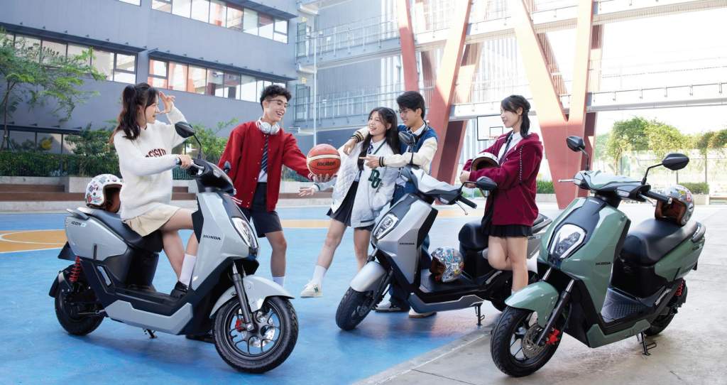 người lái Honda ICON e trong thành phố