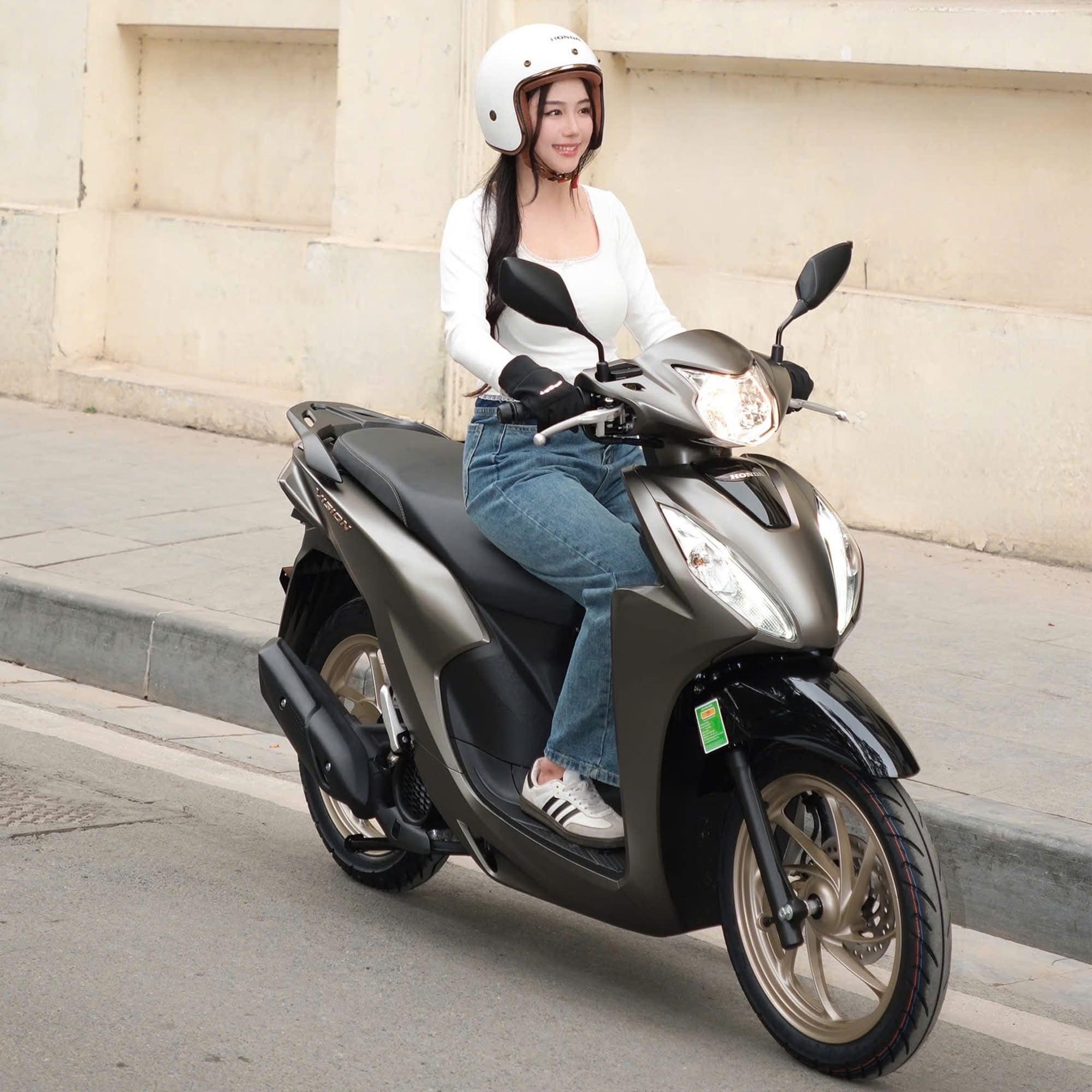 Người lái xe tay ga tiết kiệm xăng