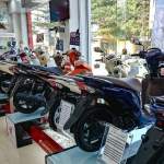 So sánh giá xe máy & ô tô phổ biến: Lựa chọn nào tối ưu cho Biker Việt?